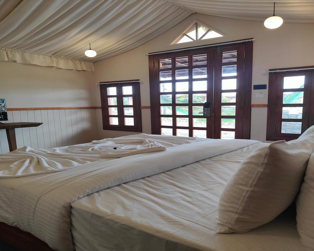 Nirvana Resort And Restaurant Garudeshwar Exteriör bild
